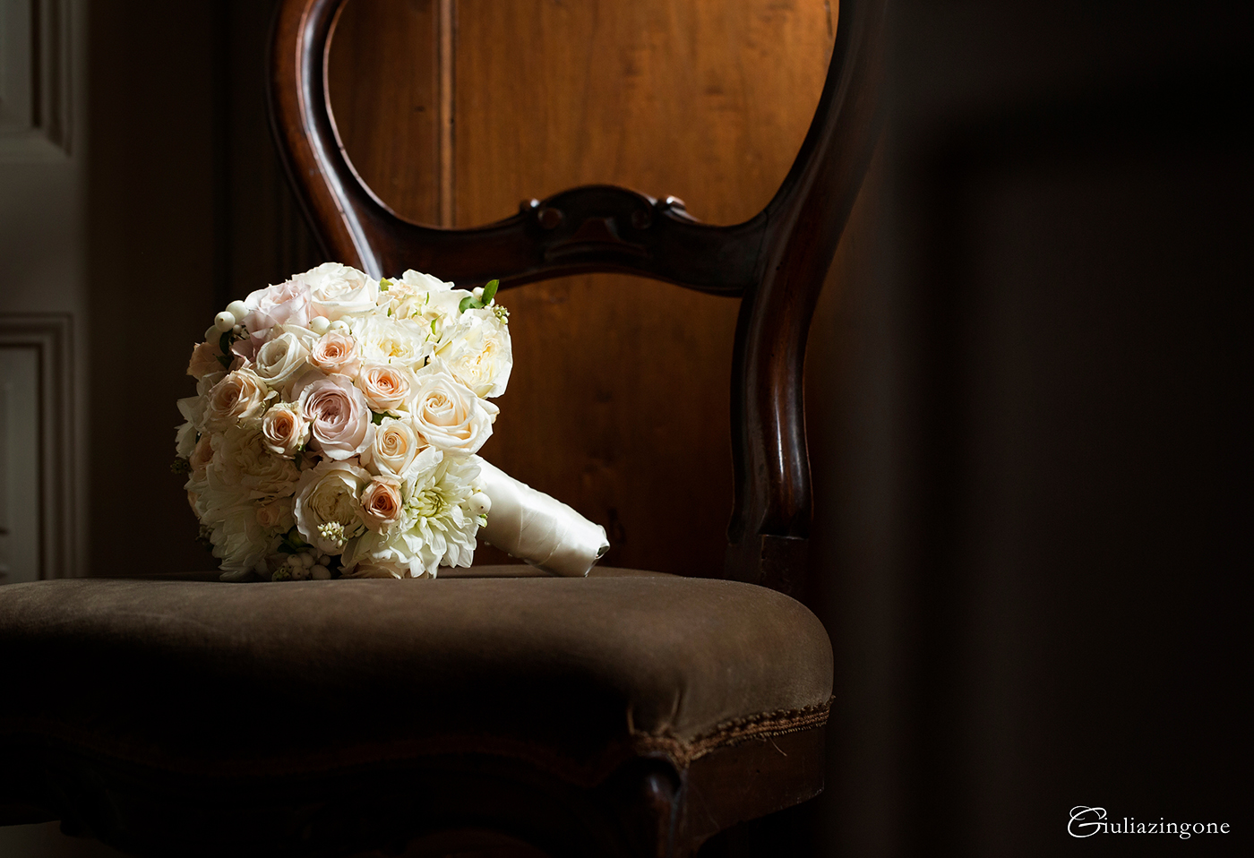 tra le mie foto preferite di questo lavoro come fotografo di matrimonio a villa bossi bodio lomnago varese milano c'è la foto del bouquet rosa i love working as an italy wedding photographer in milan lakes giulia zingone 003 mi piacerebbe diventare il miglior fotografo di matrimonio piu bravo a villa bossi sul lago di varese wedding photographer in italy giulia zingone