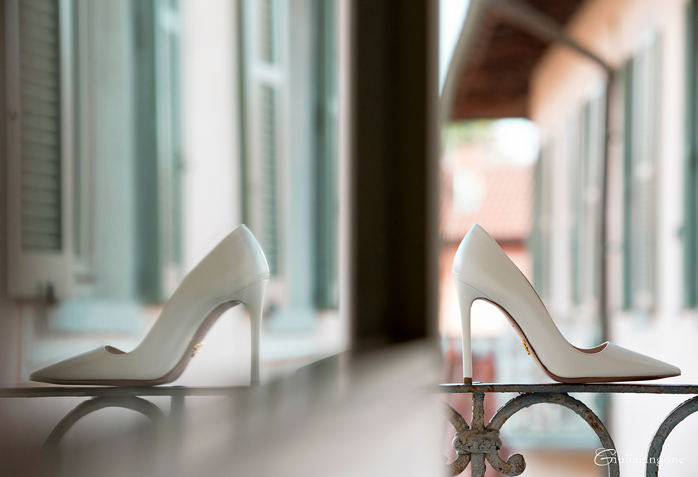 tra le mie foto preferite di questo lavoro come fotografo di matrimonio a villa bossi bodio lomnago varese milano c'è la foto delle scarpe da sposa prada i love working as an italy wedding photographer in milan lakes giulia zingone 006 vorrei diventare il miglior fotografo di matrimonio piu bravo milano villa bossi sul lago di varese e queste sono le scarpe da sposa prada giulia zingone