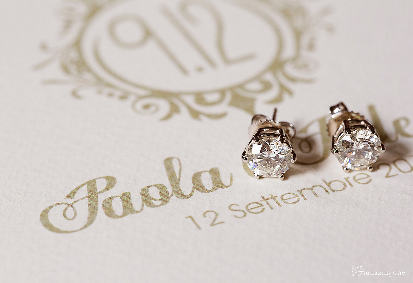 tra le mie foto preferite di questo lavoro come fotografo di matrimonio a villa bossi varese milano c'è la foto degli orecchini della sposa i love working as an italy wedding photographer in milan lakes giulia zingone 007 vorrei diventare il miglior fotografo di matrimonio piu bravo a villa bossi sul lago varese e questi sono i preparativi sposa