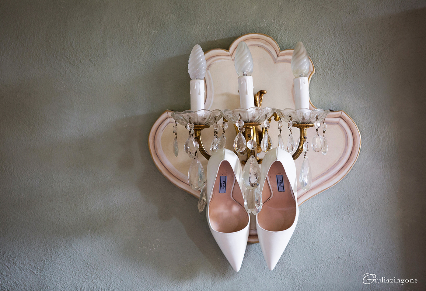 tra le mie foto preferite di questo lavoro come fotografo di matrimonio a villa bossi bodio lomnago varese milano c'è la foto delle scarpe da sposa prada i love working as an italy wedding photographer in milan lakes giulia zingone 008 vorrei diventare il miglior fotografo di matrimonio piu bravo milano villa bossi sul lago varese e queste sono le scarpe da sposa prada giulia zingone