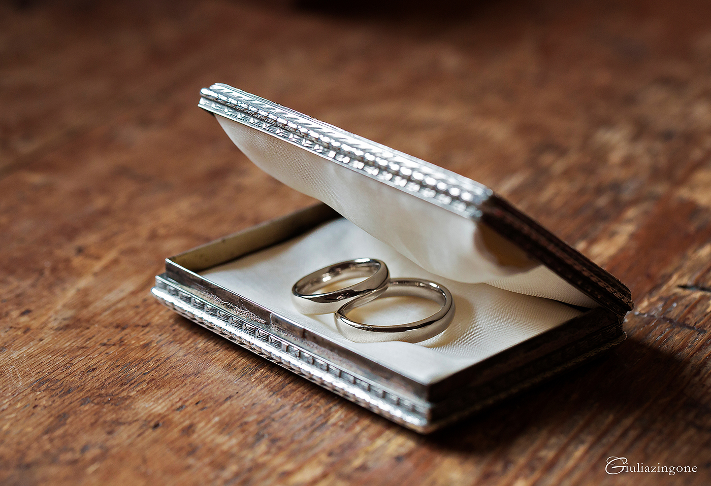 tra le mie foto preferite di questo lavoro come fotografo di matrimonio a villa bossi bodio lomnago varese milano ci sono le foto delle fedi nuziali in oro bianco molto semplici i love working as an italy wedding photographer in milan lakes giulia zingone 011 vorrei diventare il miglior fotografo di matrimonio piu bravo a villa bossi sul lago varese e questi sono i preparativi sposa giulia zingone