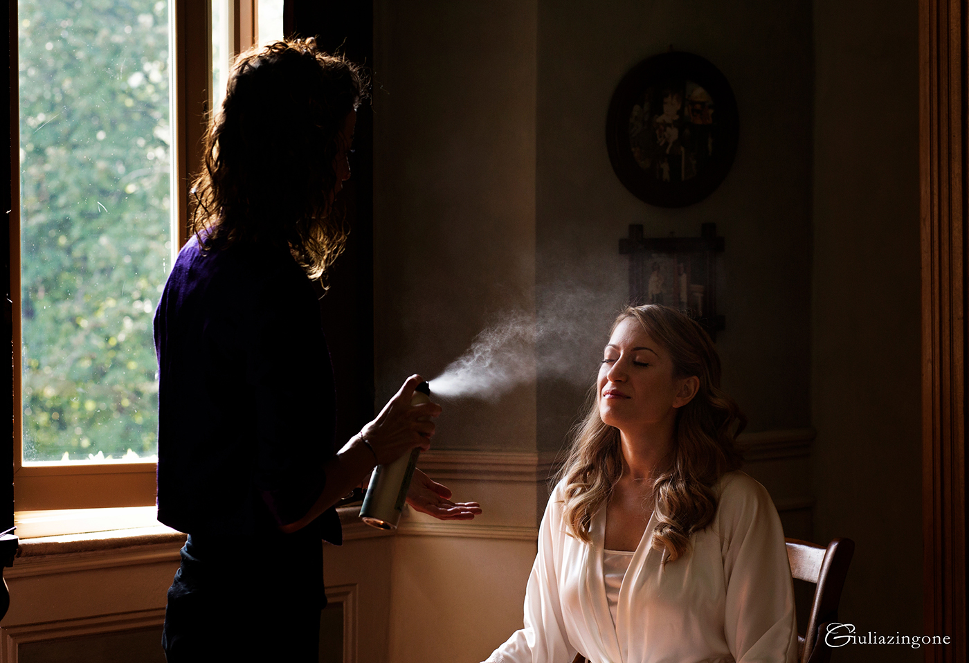 tra le mie foto preferite di questo lavoro come fotografo di matrimonio a villa bossi varese milano ci sono le foto dei preparativi della sposa i love working as an italy wedding photographer in milan lakes giulia zingone 012 vorrei diventare il miglior fotografo di matrimonio piu bravo a villa bossi sul lago varese e questi sono i preparativi sposa
