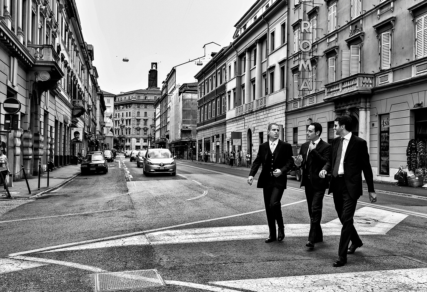 il mio lavoro di fotografo professionista di matrimonio a trieste milano venezia parigi mi porta a lavorare nelle location di matrimonio più diverse e questa volta è stato il turno di fotografare sposo e testimoni sull'autobus i loved working as a wedding photographer for this groom and his bestmen on a bus in italy 017 sono giulia zingone lavoro come fotografo matrimonio al castello di duino trieste milano italy wedding photographer