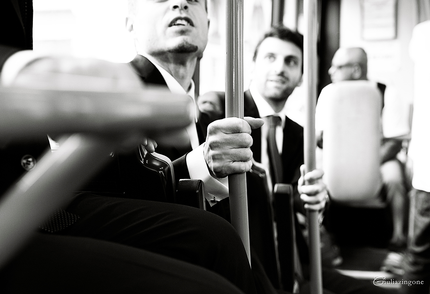 il mio lavoro di fotografo professionista di matrimonio a trieste milano venezia parigi mi porta a lavorare nelle location di matrimonio più diverse e questa volta è stato il turno di fotografare sposo e testimoni sull'autobus i loved working as a wedding photographer for this groom and his bestmen on a bus in italy 018 sono giulia zingone lavoro come fotografo matrimonio al castello di duino trieste milano italy wedding photographer