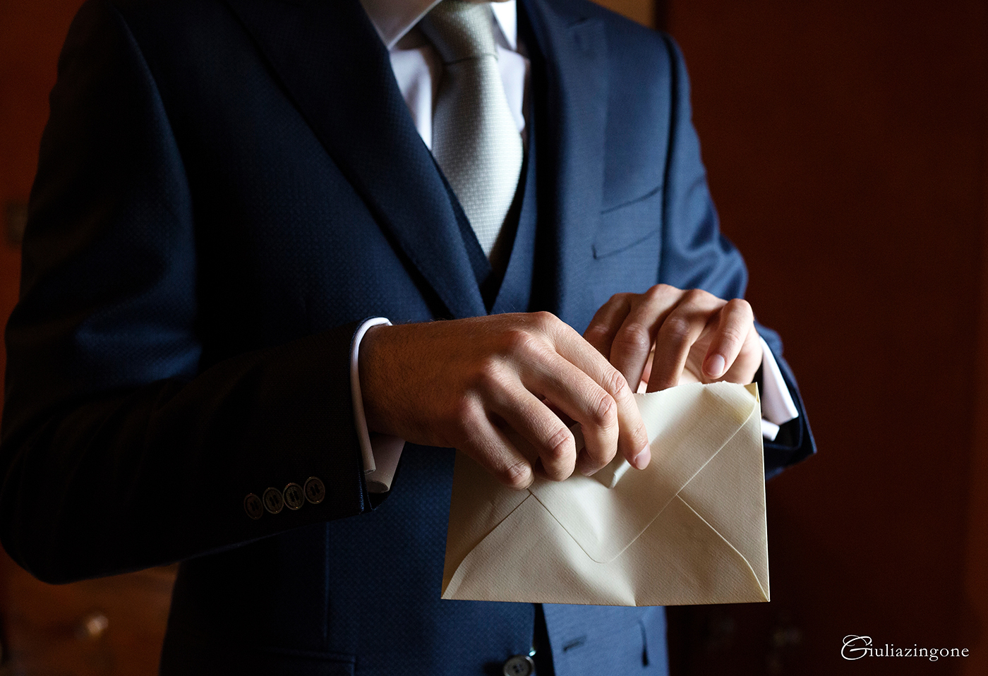 tra le mie foto preferite di questo lavoro come fotografo di matrimonio a villa bossi bodio lomnago varese milano ci sono le foto dei preparativi dello sposo i love working as an italy wedding photographer in milan lakes giulia zingone 020 lavoro come fotografo di matrimonio a villa bossi lago di varese queste sono foto preparativi dello sposo milan lakes wedding photographer giulia zingone