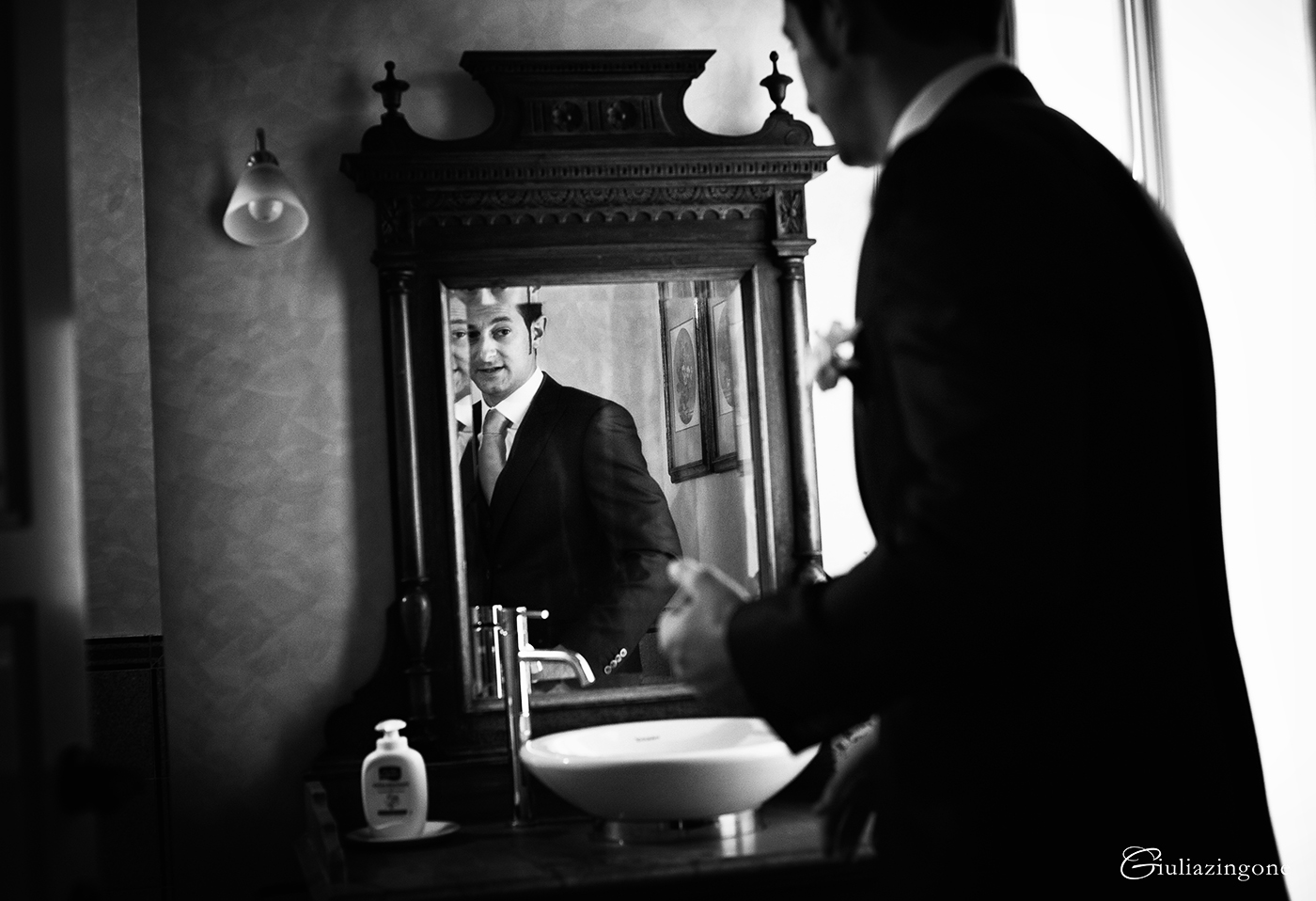 tra le mie foto preferite di questo lavoro come fotografo di matrimonio a villa bossi bodio lomnago varese milano ci sono le foto dei preparativi dello sposo i love working as an italy wedding photographer in milan lakes giulia zingone 022 lavoro come fotografo di matrimonio a villa bossi lago di varese queste sono foto preparativi dello sposo milan lakes wedding photographer giulia zingone