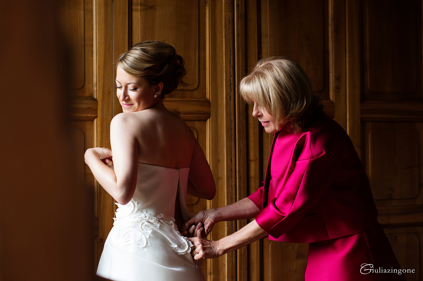 tra le mie foto preferite di questo lavoro come fotografo di matrimonio a villa bossi varese milano ci sono le foto dei preparativi della sposa i love working as an italy wedding photographer in milan lakes giulia zingone 024 vorrei diventare il miglior fotografo di matrimonio piu bravo a villa bossi sul lago varese e questi sono i preparativi sposa giulia zingone