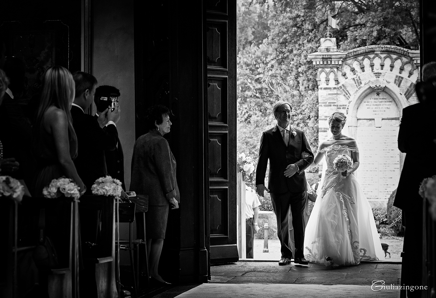 tra le mie foto preferite di questo lavoro come fotografo di matrimonio a villa bossi bodio lomnago varese milano ci sono le foto della cerimonia che è una parte del reportage di nozze che mi emoziona sempre i love working as an italy wedding photographer in milan lakes giulia zingone 033 lavoro come fotografo di matrimonio reportage a villa bossi sul lago varese milano e le foto della cerimonia mi emozionano
