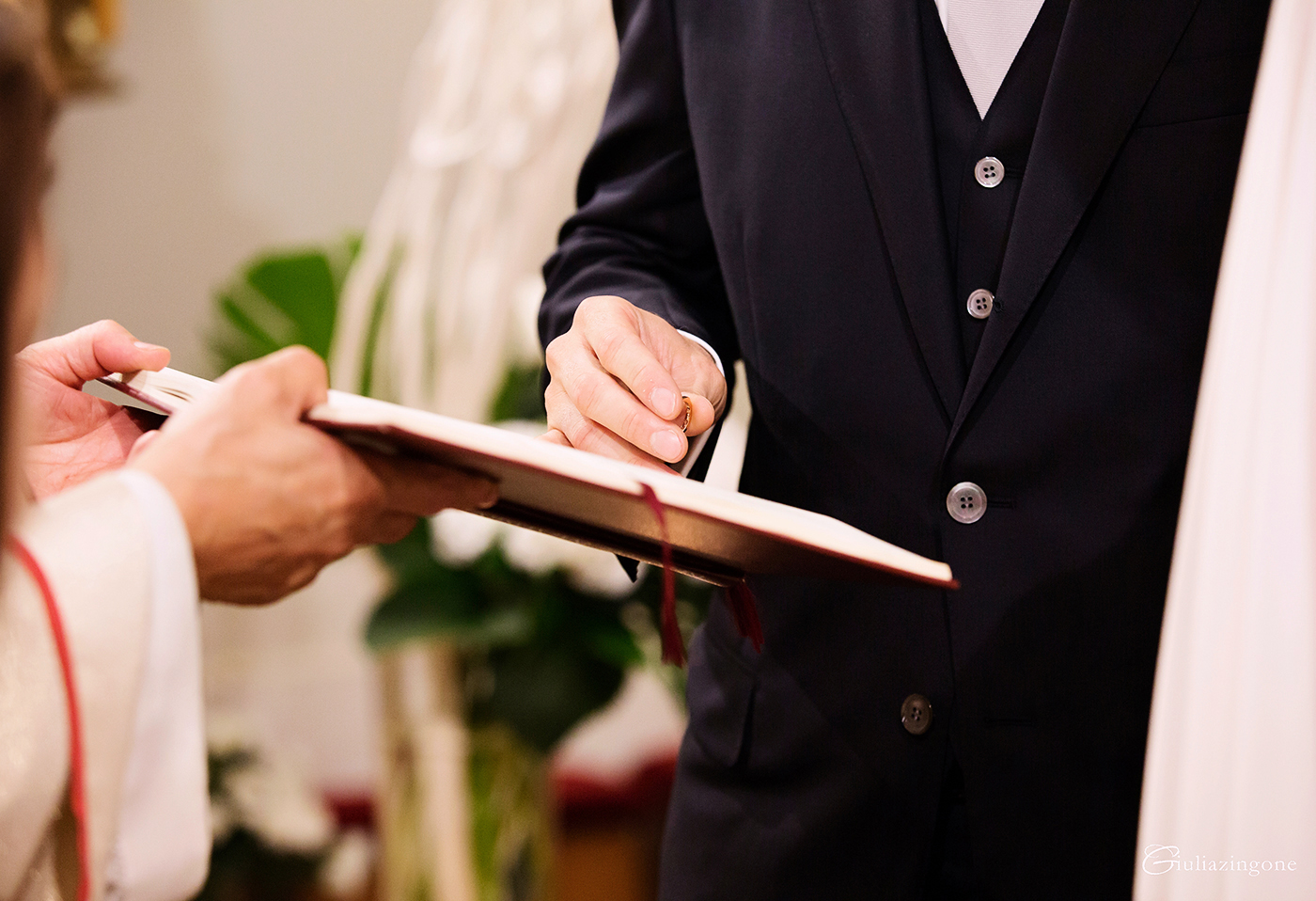 queste sono alcune foto spontanee in stile reportage del mio lavoro di fotografo di matrimonio a trieste eseguite durante la cerimonia nuziale di matrimonio alla chiesa nostra signora di sion trieste 033 sono giulia zingone lavoro come fotografo matrimonio al castello di duino trieste milano italy wedding photographer