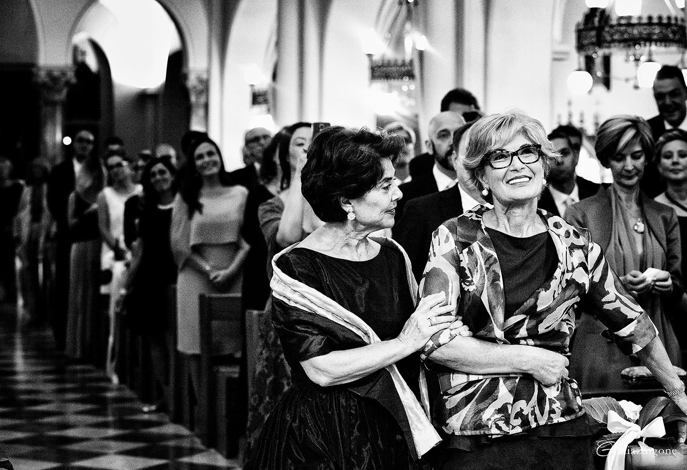 queste sono alcune foto spontanee in stile reportage del mio lavoro di fotografo di matrimonio a trieste eseguite durante la cerimonia nuziale di matrimonio alla chiesa nostra signora di sion trieste 035 sono giulia zingone lavoro come fotografo matrimonio al castello di duino trieste milano italy wedding photographer