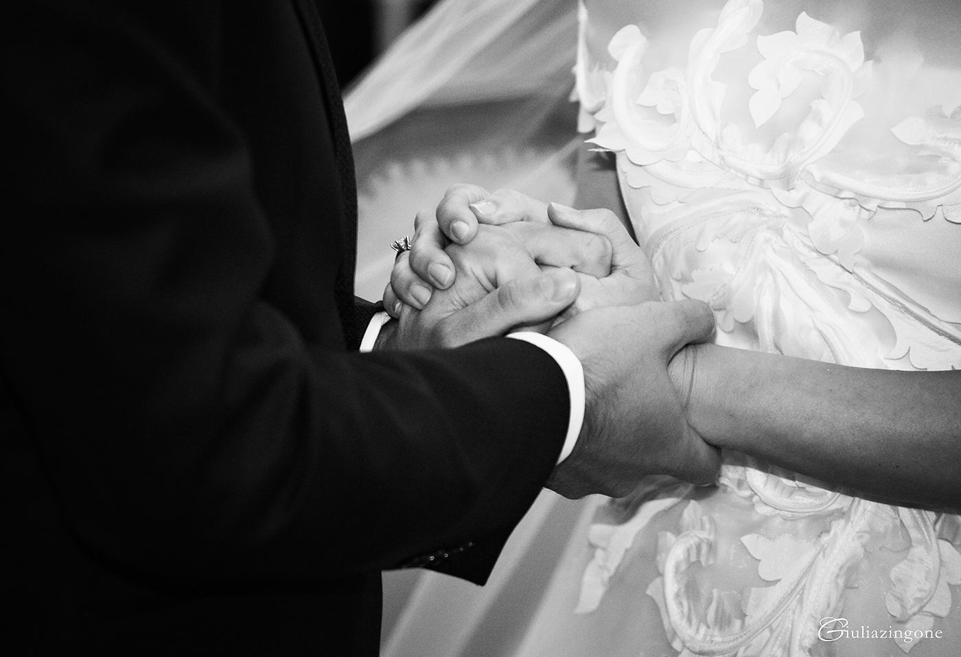 tra le mie foto preferite di questo lavoro come fotografo di matrimonio a villa bossi bodio lomnago varese milano ci sono le foto della cerimonia che è una parte del reportage di nozze che mi emoziona sempre i love working as an italy wedding photographer in milan lakes giulia zingone 036 vorrei diventare miglior fotografo di matrimonio reportage a villa bossi sul lago varese milano e mi piacciono allestimenti chiesa