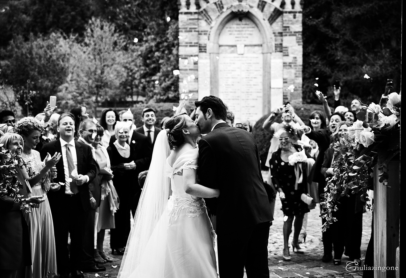 tra le mie foto preferite di questo lavoro come fotografo di matrimonio a villa bossi bodio lomnago varese milano ci sono le foto della cerimonia che è una parte del reportage di nozze che mi emoziona sempre i love working as an italy wedding photographer in milan lakes giulia zingone 040 vorrei diventare miglior fotografo di matrimonio reportage a villa bossi sul lago varese milano e mi piacciono allestimenti chiesa