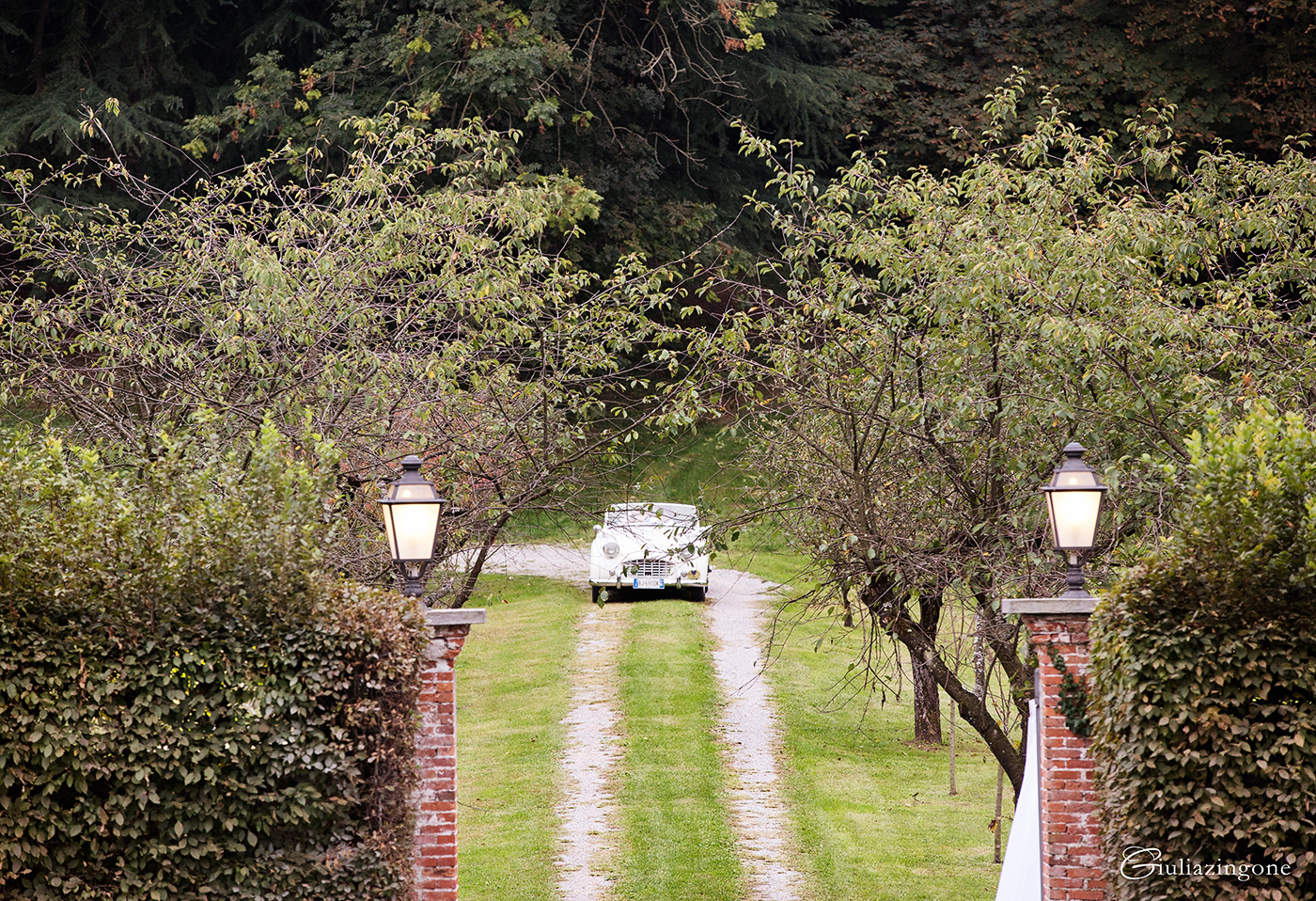 tra le mie foto preferite di questo lavoro come fotografo di matrimonio a villa bossi varese milano ci sono le foto della cerimonia che è una parte del reportage di nozze che mi emoziona sempre i love working as an italy wedding photographer in milan lakes giulia zingone 041 vorrei diventare miglior fotografo di matrimonio reportage a villa bossi sul lago varese milano e mi piacciono allestimenti chiesa