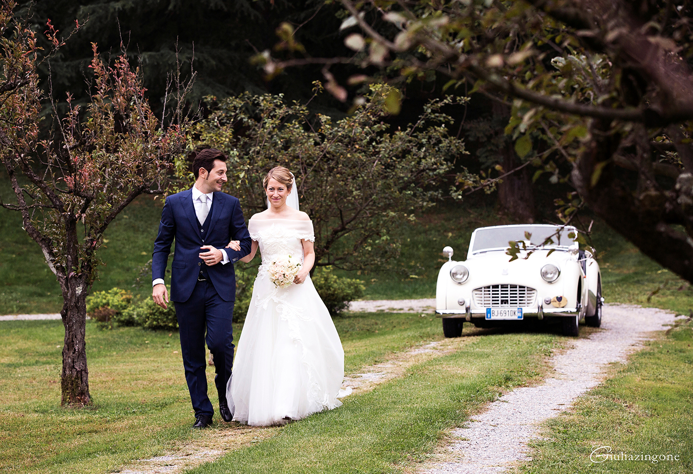 tra le mie foto preferite di questo lavoro come fotografo di matrimonio a villa bossi varese milano ci sono le foto della cerimonia che è una parte del reportage di nozze che mi emoziona sempre i love working as an italy wedding photographer in milan lakes giulia zingone 042 vorrei diventare miglior fotografo di matrimonio reportage a villa bossi sul lago varese milano e mi piacciono allestimenti chiesa