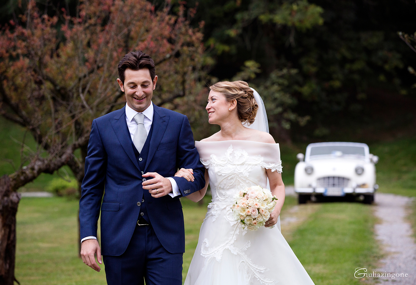 tra le mie foto preferite di questo lavoro come fotografo di matrimonio a villa bossi bodio lomnago varese milano ci sono le foto della cerimonia che è una parte del reportage di nozze che mi emoziona sempre i love working as an italy wedding photographer in milan lakes giulia zingone 043 vorrei diventare miglior fotografo di matrimonio reportage a villa bossi sul lago varese milano e mi piacciono allestimenti chiesa