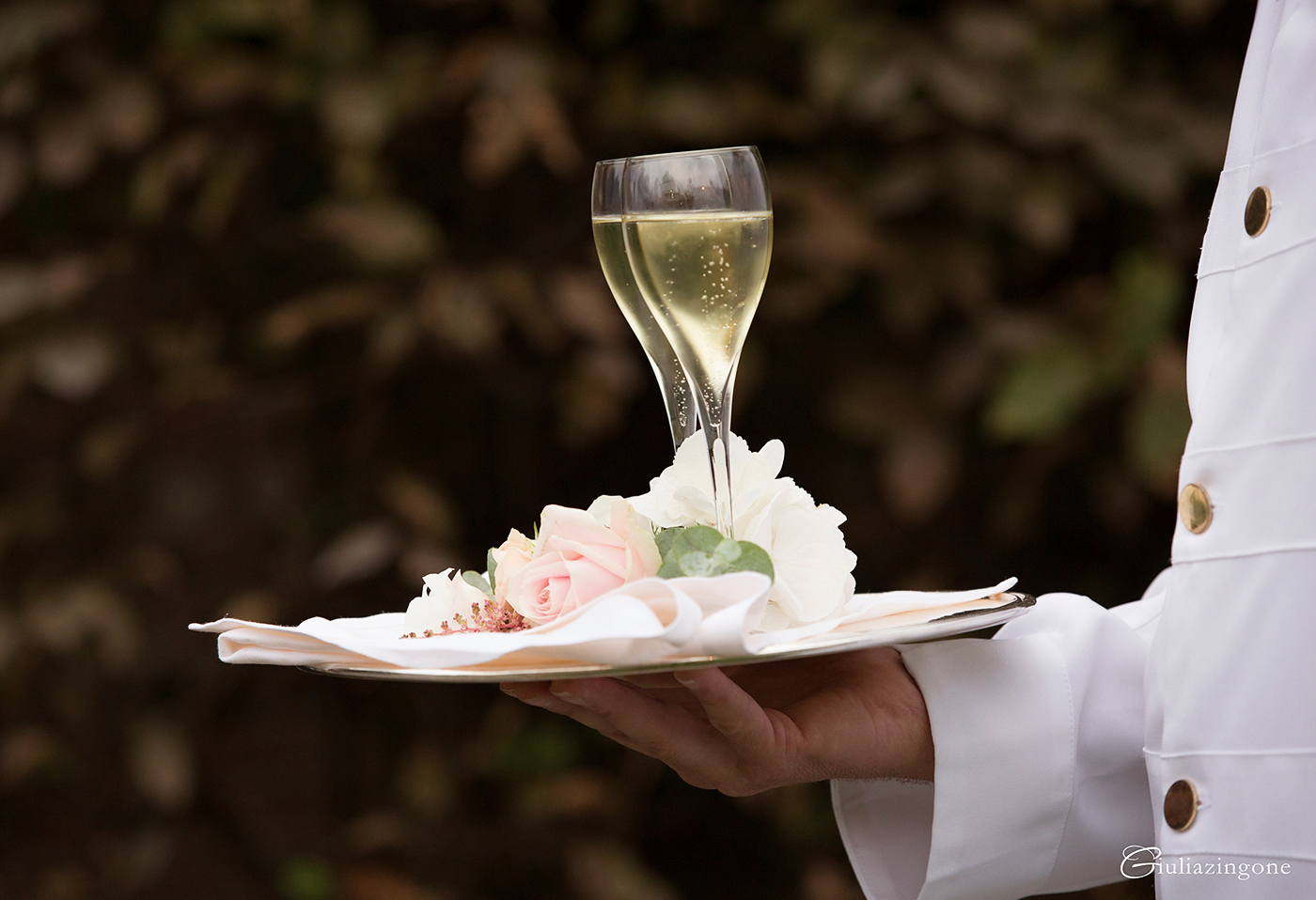 tra le mie foto preferite di questo lavoro come fotografo di matrimonio a villa bossi varese milano ci sono le foto del ricevimento e degli allestimenti rosa e verde che è una parte del reportage di nozze che mi piace fotografare perché trasmette l'eleganza di un matrimonio i love working as an italy wedding photographer in milan lakes giulia zingone 044 lavoro come fotografo di matrimonio reportage a villa bossi sul lago varese milano e mi piacciono questi allestimenti rosa e verde