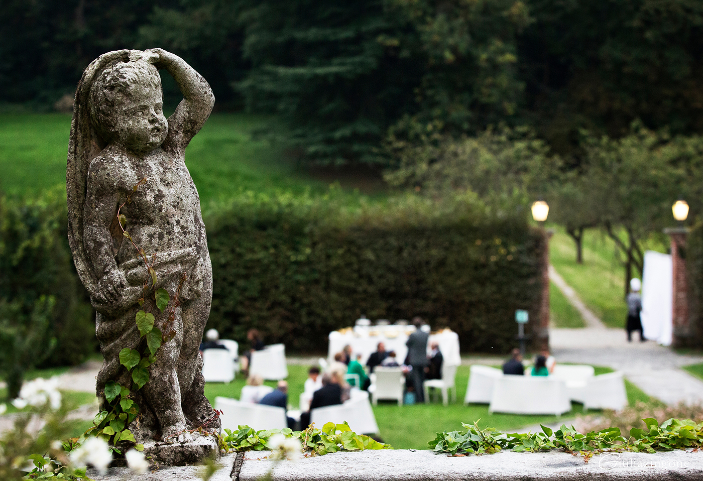 tra le mie foto preferite di questo lavoro come fotografo di matrimonio a villa bossi varese milano ci sono le foto del ricevimento e degli allestimenti rosa e verde che è una parte del reportage di nozze che mi piace fotografare perché trasmette l'eleganza di un matrimonio i love working as an italy wedding photographer in milan lakes giulia zingone 045 lavoro come fotografo di matrimonio reportage a villa bossi sul lago varese milano e mi piacciono questi allestimenti rosa e verde