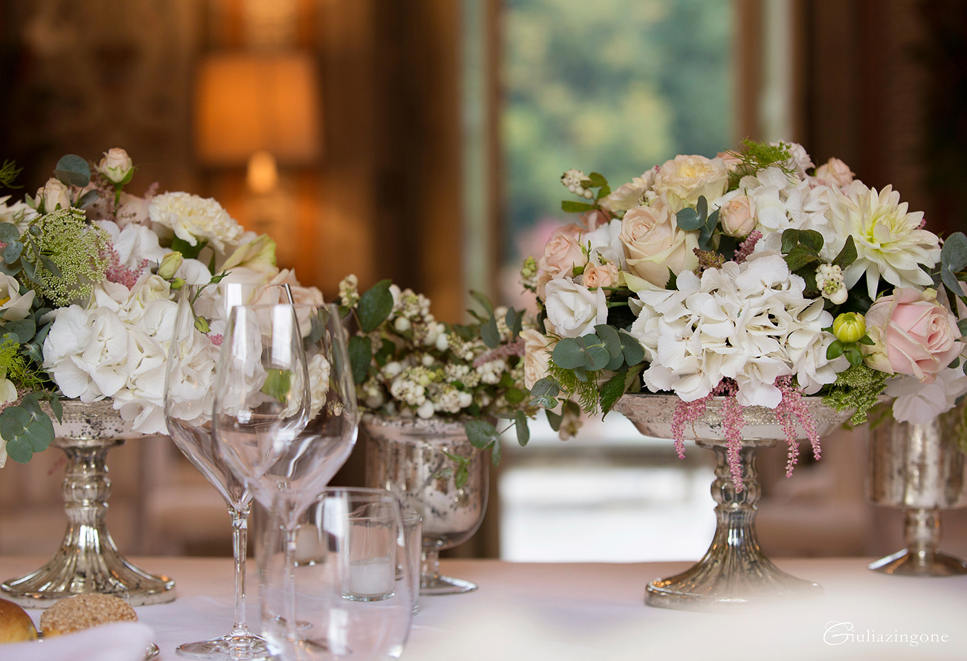 tra le mie foto preferite di questo lavoro come fotografo di matrimonio a villa bossi bodio lomnago varese milano ci sono le foto del ricevimento degli allestimenti rosa e verde e delle sedie parigine che sono dettagli di un matrimonio elegante che piacciono agli invitati e sono anche belli da fotografare i love working as an italy wedding photographer in milan lakes giulia zingone 047 lavoro come fotografo di matrimonio reportage a villa bossi sul lago varese milano e mi piacciono allestimenti rosa e verde italy wedding photographer