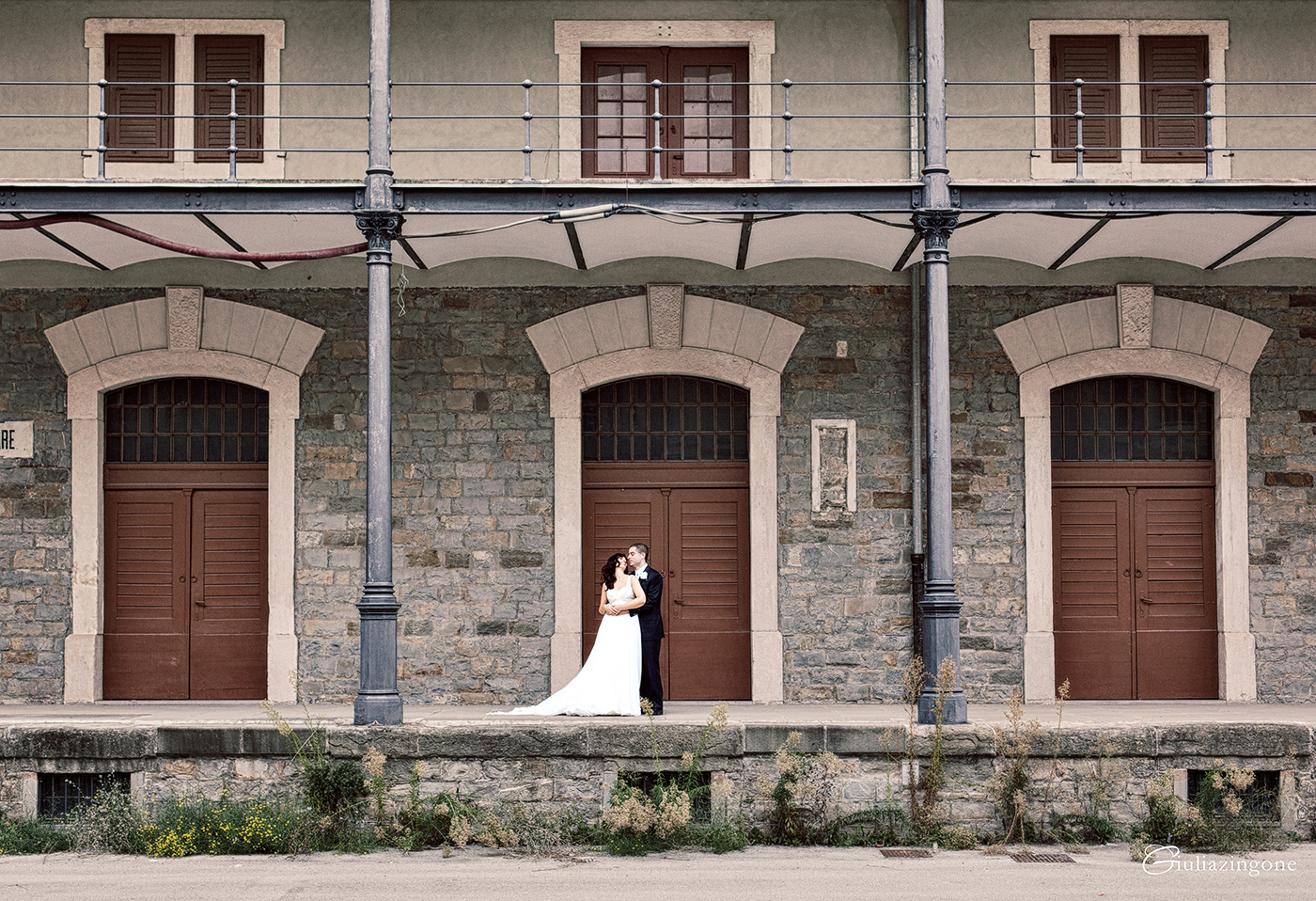 il mio lavoro di fotografo professionista di matrimonio a trieste milano venezia parigi mi porta a lavorare nelle location di matrimonio più diverse e questa volta è stato il turno di fotografare un matrimonio al magazzino 26 nel porto vecchio di trieste e poi al castello di duino dove io stessa mi ero sposata i loved working as a wedding photographer at this duino castle wedding in italy 047 sono giulia zingone lavoro come fotografo matrimonio al castello di duino trieste milano italy wedding photographer
