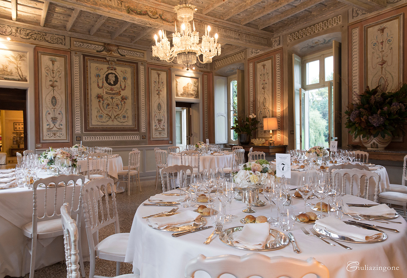 tra le mie foto preferite di questo lavoro come fotografo di matrimonio a villa bossi bodio lomnago varese milano ci sono le foto del ricevimento degli allestimenti rosa e verde e delle sedie parigine che sono dettagli di un matrimonio elegante che piacciono agli invitati e sono anche belli da fotografare i love working as an italy wedding photographer in milan lakes giulia zingone 048 lavoro come fotografo di matrimonio reportage a villa bossi sul lago varese milano e mi piacciono allestimenti rosa e verde italy wedding photographer