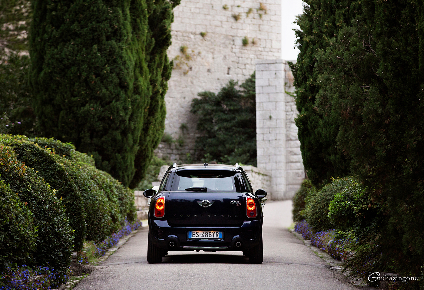 il mio lavoro di fotografo professionista di matrimonio a trieste milano venezia parigi mi porta a lavorare nelle location di matrimonio più diverse e questa volta è stato il turno di fotografare un matrimonio al magazzino 26 nel porto vecchio di trieste e poi al castello di duino dove io stessa mi ero sposata i loved working as a wedding photographer at this duino castle wedding in italy 048 sono giulia zingone lavoro come fotografo matrimonio al castello di duino trieste milano italy wedding photographer