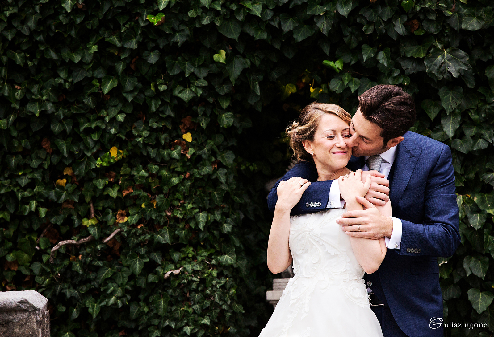 tra le mie foto preferite di questo lavoro come fotografo di matrimonio a villa bossi bodio lomnago varese milano ci sono le foto spontanee degli sposi che sono spontanee e trasmettono il rapporto che c'è tra di loro nonostante siano scattate velocemente per non far perdere loro la festa i love working as an italy wedding photographer in milan lakes giulia zingone 049 lavoro come fotografo di matrimonio reportage a villa bossi sul lago varese milano e mi piacciono foto di gruppo con amici italy wedding photographer