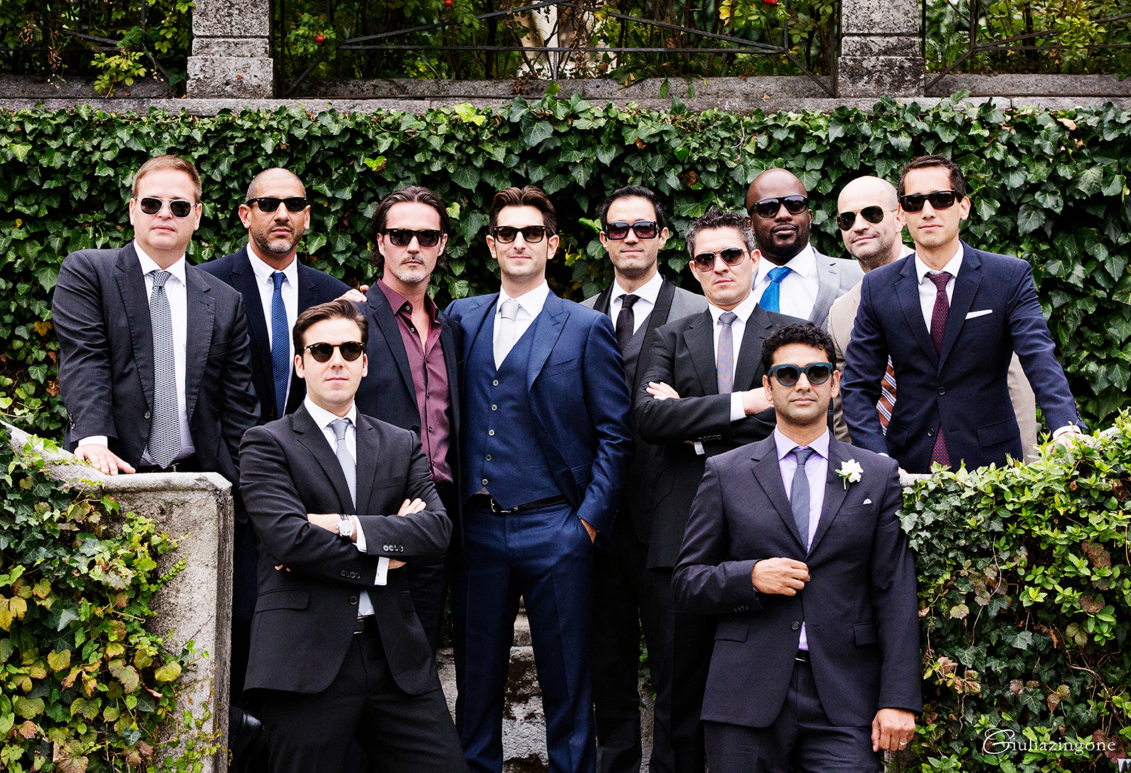 tra le mie foto preferite di questo lavoro come fotografo di matrimonio a villa bossi bodio lomnago varese milano ci sono le foto di gruppo con gli amici e invitati i love working as an italy wedding photographer in milan lakes giulia zingone 051 lavoro come fotografo di matrimonio reportage a villa bossi sul lago varese milano e mi piacciono foto di gruppo con amici italy wedding photographer