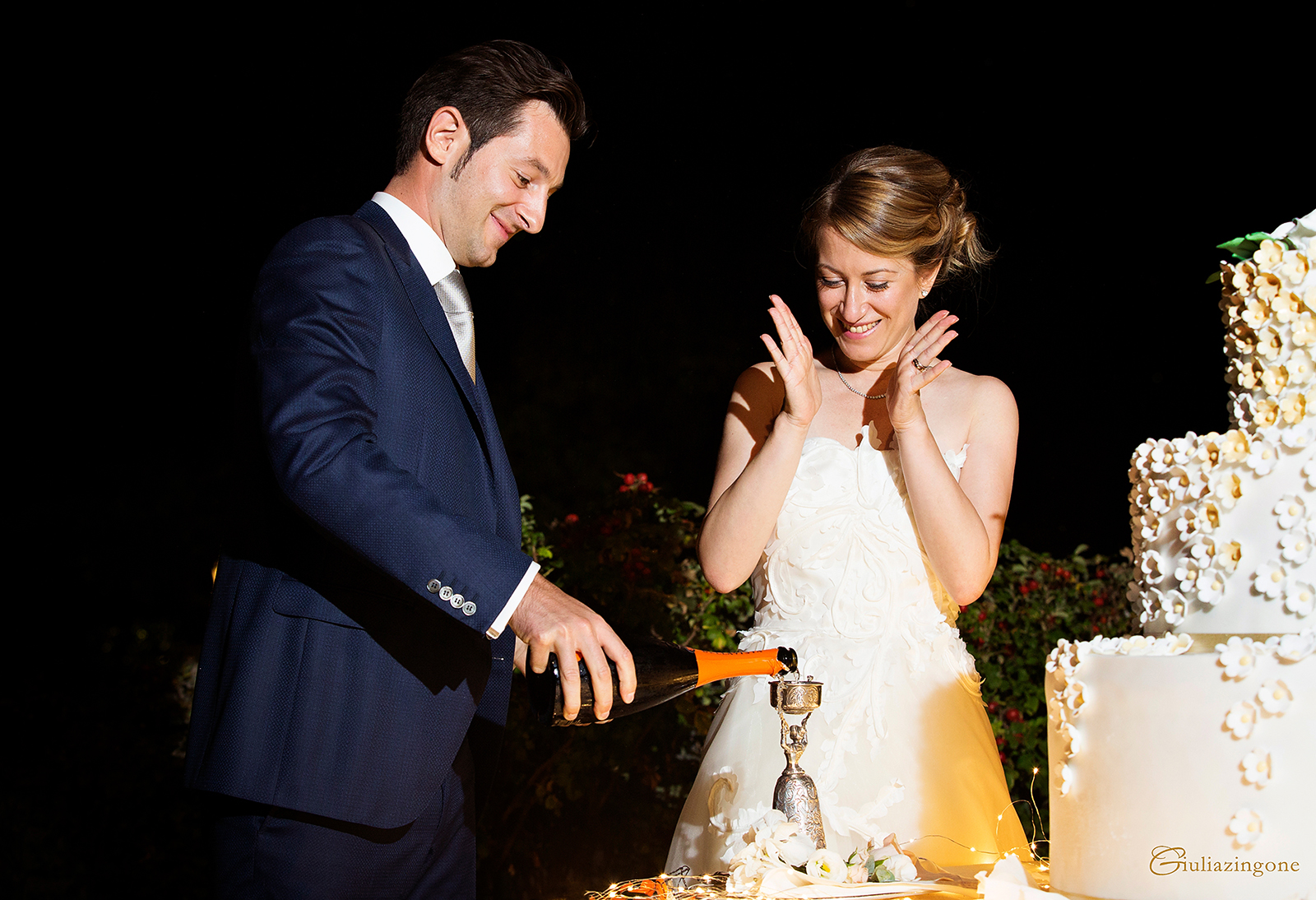 tra le mie foto preferite di questo lavoro come fotografo di matrimonio a villa bossi bodio lomnago varese milano ci sono le foto con gli amici e invitati che si divertono i love working as an italy wedding photographer in milan lakes giulia zingone 054 lavoro come fotografo di matrimonio reportage a villa bossi bodio lomnago sul lago varese milano italy lakes wedding photographer