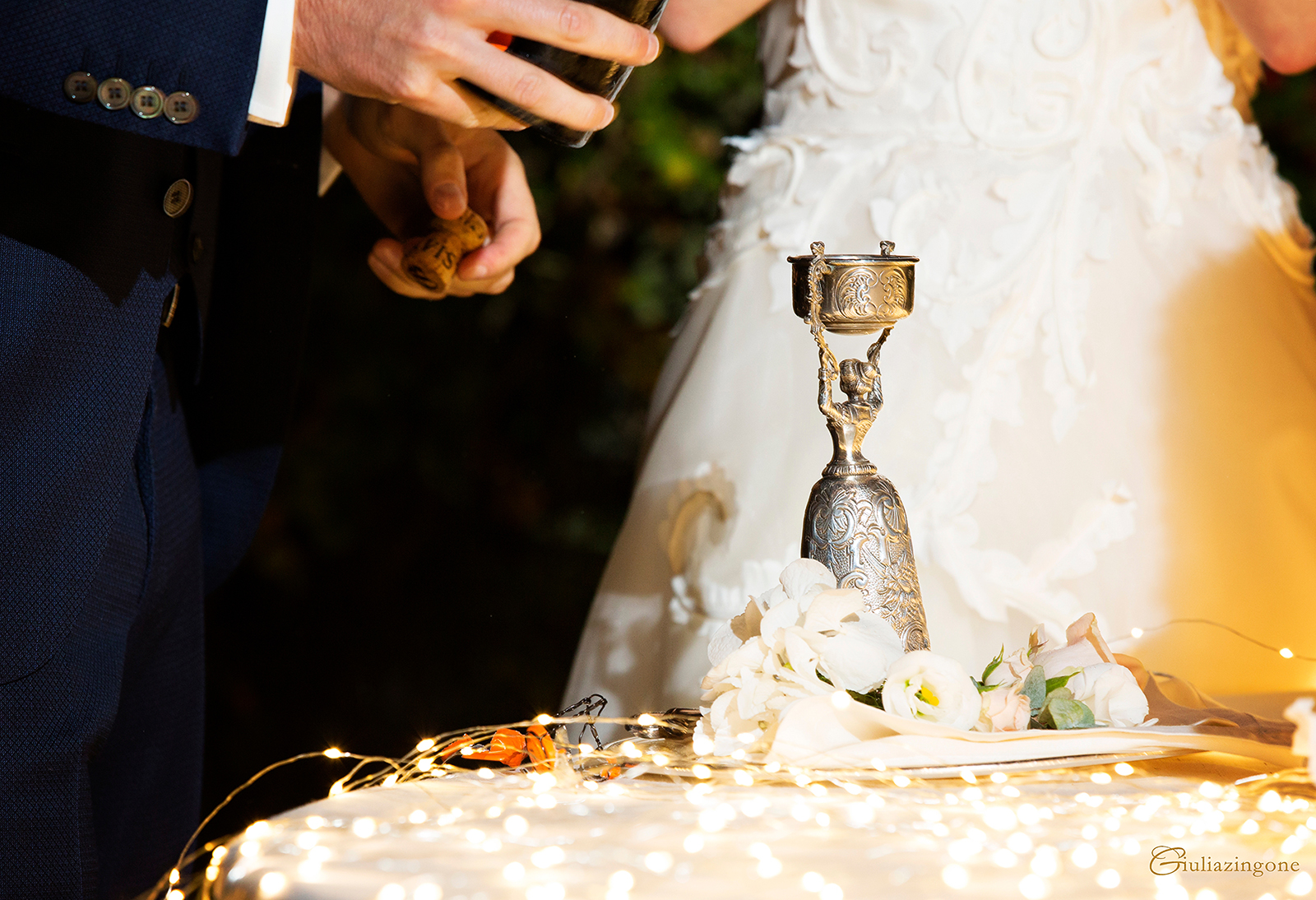 tra le mie foto preferite di questo lavoro come fotografo di matrimonio a villa bossi bodio lomnago varese milano ci sono le foto con gli amici e invitati che si divertono i love working as an italy wedding photographer in milan lakes giulia zingone 055 lavoro come fotografo di matrimonio reportage a villa bossi bodio lomnago sul lago varese milano italy lakes wedding photographer