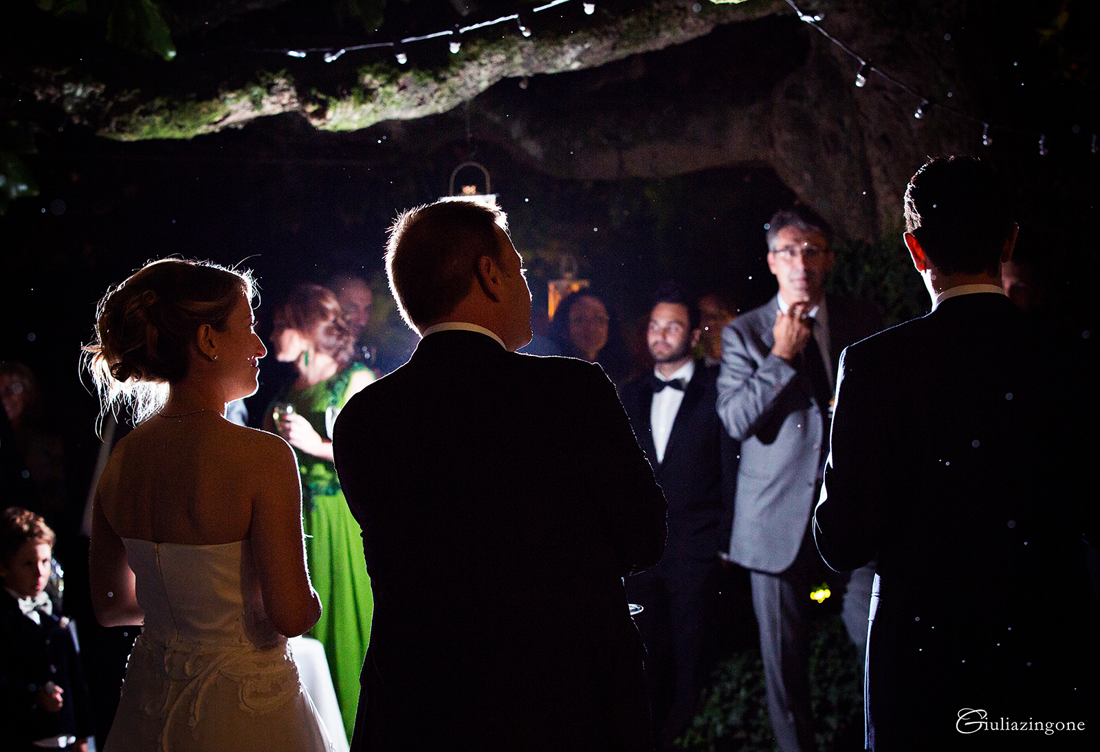 tra le mie foto preferite di questo lavoro come fotografo di matrimonio a villa bossi bodio lomnago varese milano ci sono le foto con gli amici e invitati che si divertono i love working as an italy wedding photographer in milan lakes giulia zingone 056 lavoro come fotografo di matrimonio reportage a villa bossi bodio lomnago sul lago varese milano queste sono foto discorsi italy lakes wedding photographer