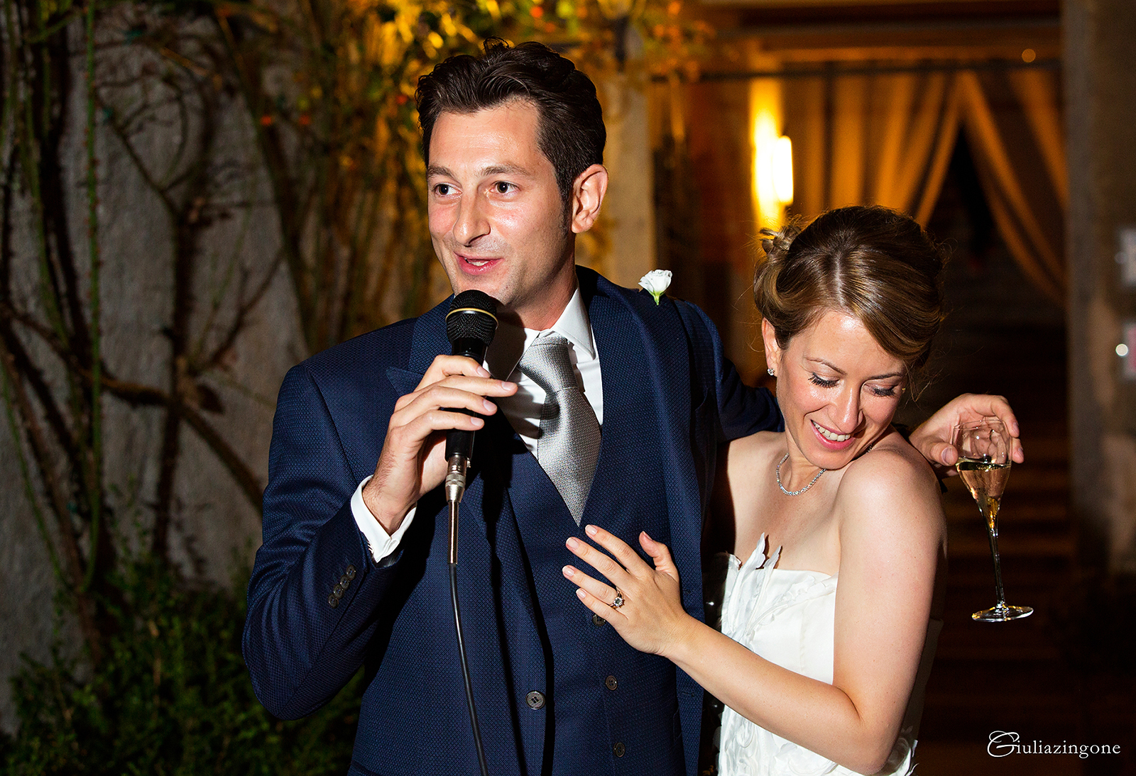 tra le mie foto preferite di questo lavoro come fotografo di matrimonio a villa bossi bodio lomnago bodio lomnago varese milano ci sono le foto con gli amici e invitati che si divertono i love working as an italy wedding photographer in milan lakes giulia zingone 057 lavoro come fotografo di matrimonio reportage a villa bossi bodio lomnago sul lago varese milano queste sono foto discorsi italy lakes wedding photographer