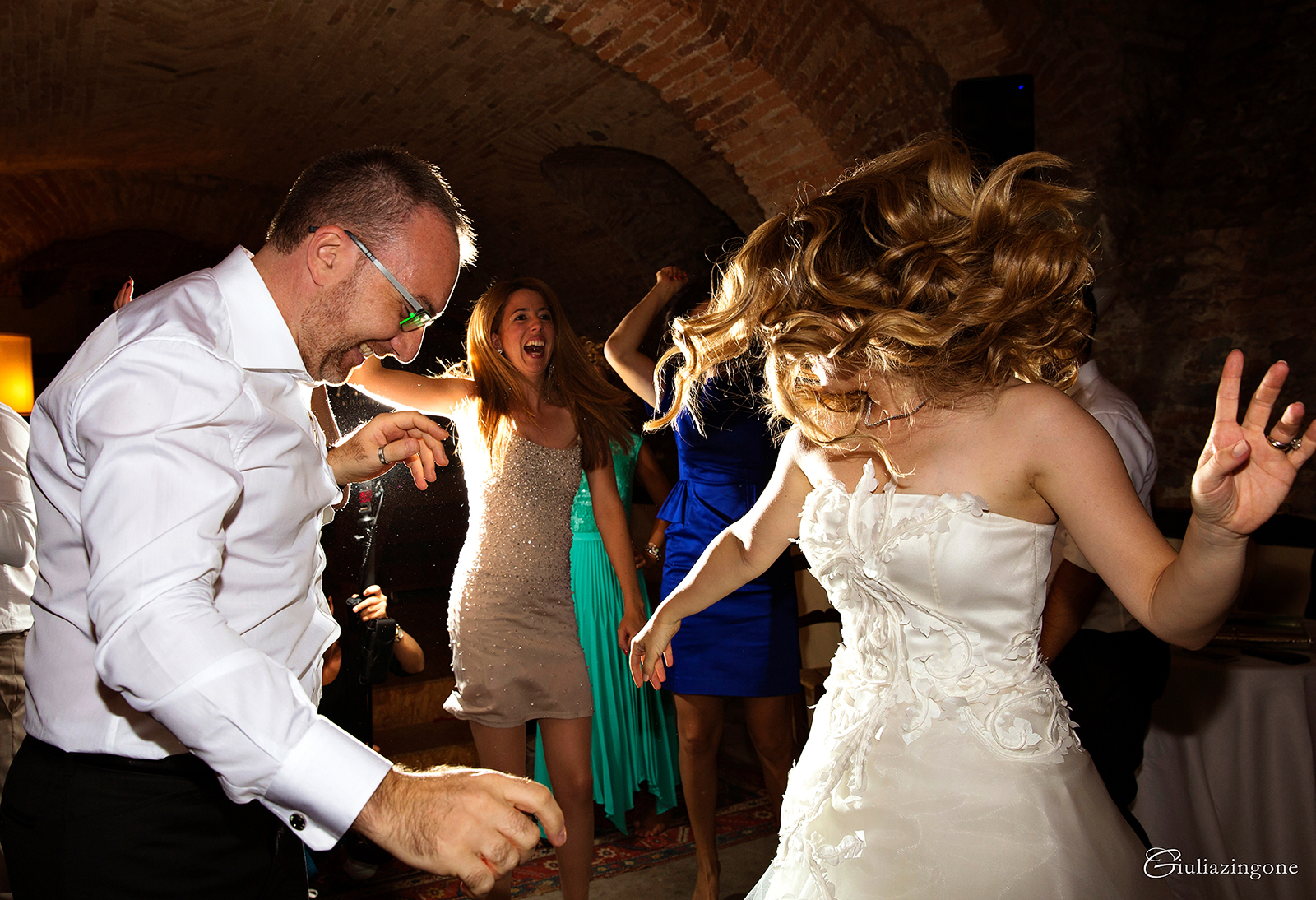 tra le mie foto preferite di questo lavoro come fotografo di matrimonio a villa bossi bodio lomnago varese milano ci sono le foto con gli amici e invitati che si divertono i love working as an italy wedding photographer in milan lakes giulia zingone 059 lavoro come fotografo di matrimonio reportage a villa bossi bodio lomnago sul lago varese milano queste sono foto invitati che ballano e si divertono