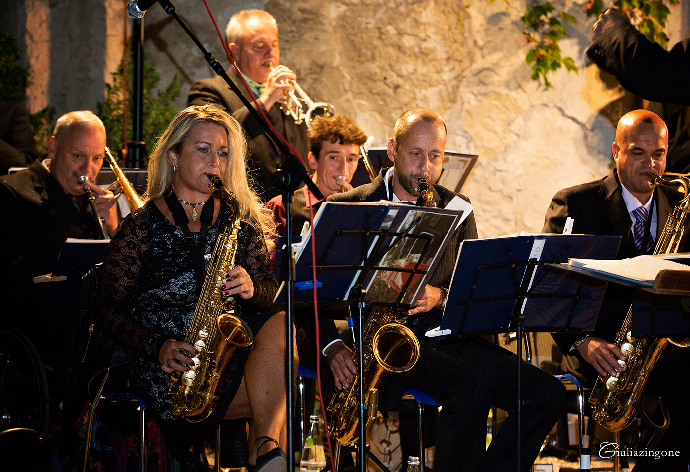 il mio lavoro di fotografo professionista di matrimonio a trieste milano venezia parigi mi ha portato a fotografare un matrimonio al castello di duino location per matrimoni in friuli venezia giulia dove suonavano i gone with the swing 059 sono giulia zingone lavoro come fotografo matrimonio al castello di duino trieste milano italy wedding photographer