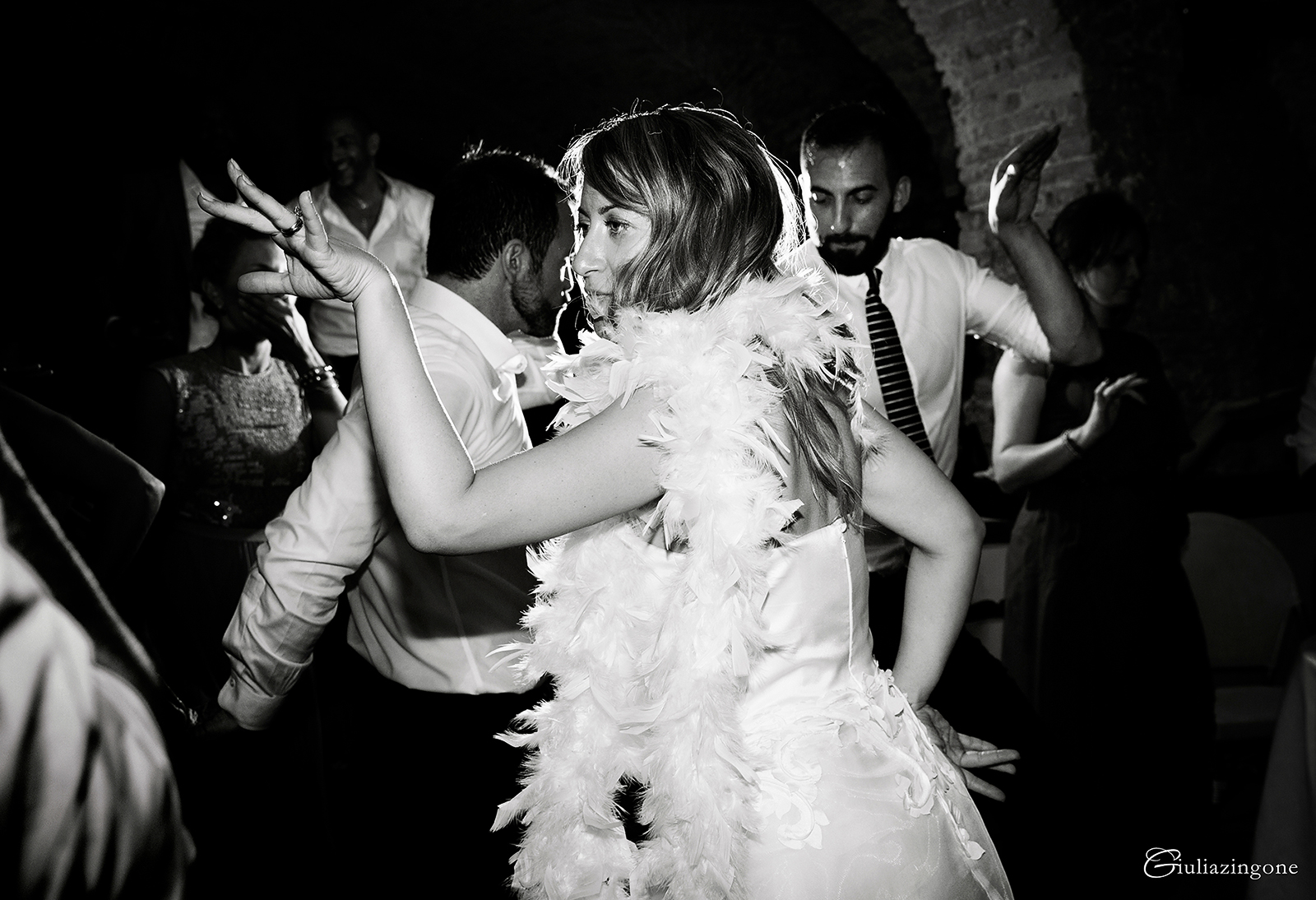 tra le mie foto preferite di questo lavoro come fotografo di matrimonio a villa bossi bodio lomnago varese milano ci sono le foto con gli amici e invitati che si divertono i love working as an italy wedding photographer in milan lakes giulia zingone 060 lavoro come fotografo di matrimonio reportage a villa bossi bodio lomnago sul lago varese milano queste sono foto invitati che ballano e si divertono