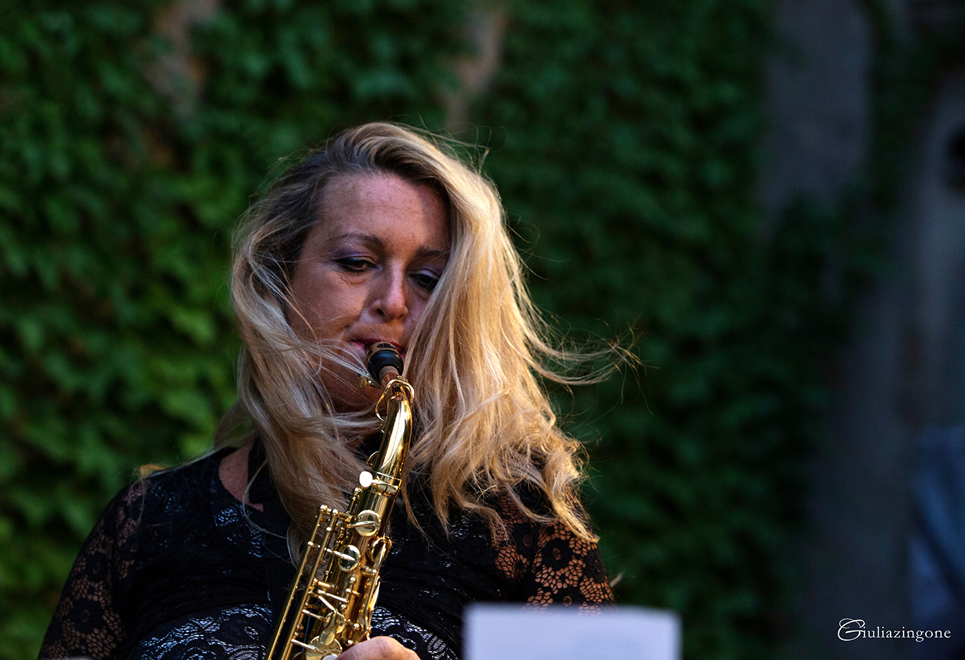 il mio lavoro di fotografo professionista di matrimonio a trieste milano venezia parigi mi ha portato a fotografare un matrimonio al castello di duino location per matrimoni in friuli venezia giulia dove suonavano i gone with the swing 060 sono giulia zingone lavoro come fotografo matrimonio al castello di duino trieste milano italy wedding photographer
