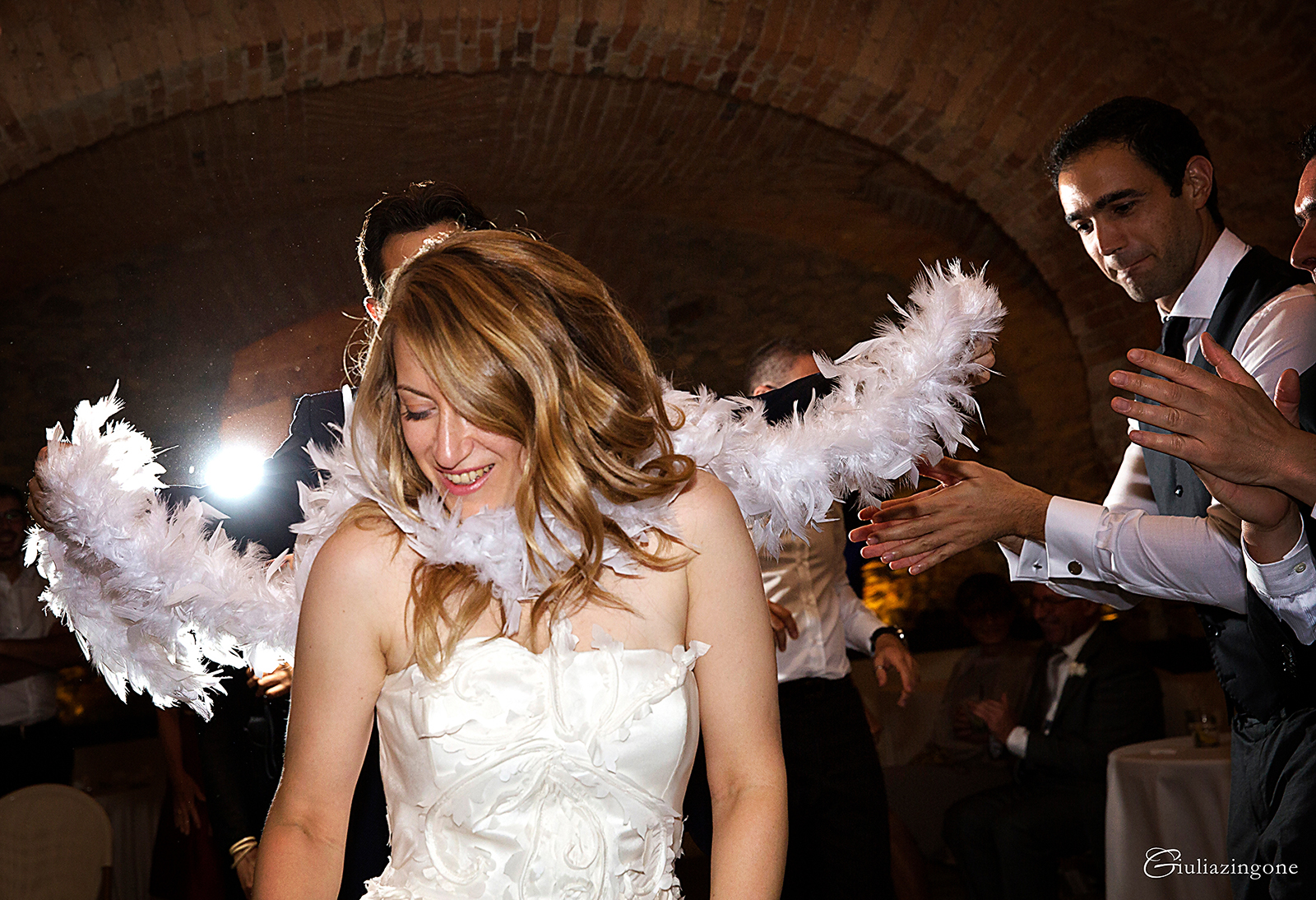 tra le mie foto preferite di questo lavoro come fotografo di matrimonio a villa bossi bodio lomnago varese milano ci sono le foto con gli amici e invitati che si divertono i love working as an italy wedding photographer in milan lakes giulia zingone 061 lavoro come fotografo di matrimonio reportage a villa bossi bodio lomnago sul lago varese milano queste sono foto invitati che ballano e si divertono
