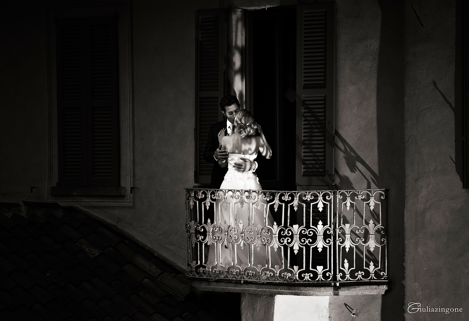 tra le mie foto preferite di questo lavoro come fotografo di matrimonio a villa bossi bodio lomnago varese milano ci sono le foto con gli amici e invitati che si divertono i love working as an italy wedding photographer in milan lakes giulia zingone 062 lavoro come fotografo di matrimonio reportage a villa bossi bodio lomnago sul lago varese milano queste sono foto invitati che ballano e si divertono