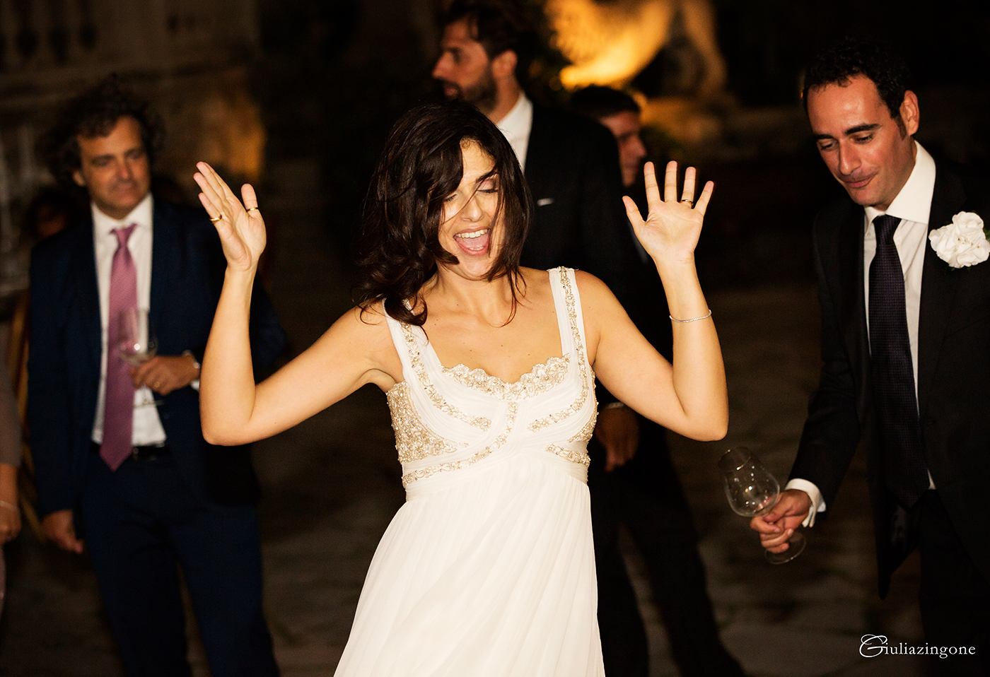 il mio lavoro di fotografo professionista di matrimonio a trieste milano venezia parigi mi ha portato a fotografare un matrimonio al castello di duino che è la location per matrimoni in friuli venezia giulia dove io stessa mi ero sposata e i balli sono stati accompagnati dalla musica per matrimonio di orio dj e dei gone with the swing i loved working as a wedding photographer at this duino castle wedding in italy 068 sono giulia zingone lavoro come fotografo matrimonio al castello di duino trieste milano italy wedding photographer