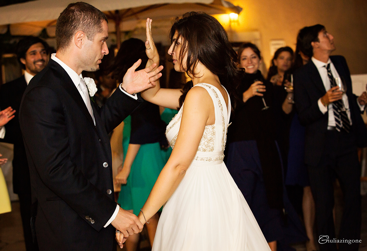 il mio lavoro di fotografo professionista di matrimonio a trieste milano venezia parigi mi ha portato a fotografare un matrimonio al castello di duino che è la location per matrimoni in friuli venezia giulia dove io stessa mi ero sposata e i balli sono stati accompagnati dalla musica per matrimonio di orio dj e dei gone with the swing i loved working as a wedding photographer at this duino castle wedding in italy 070 sono giulia zingone lavoro come fotografo matrimonio al castello di duino trieste milano italy wedding photographer