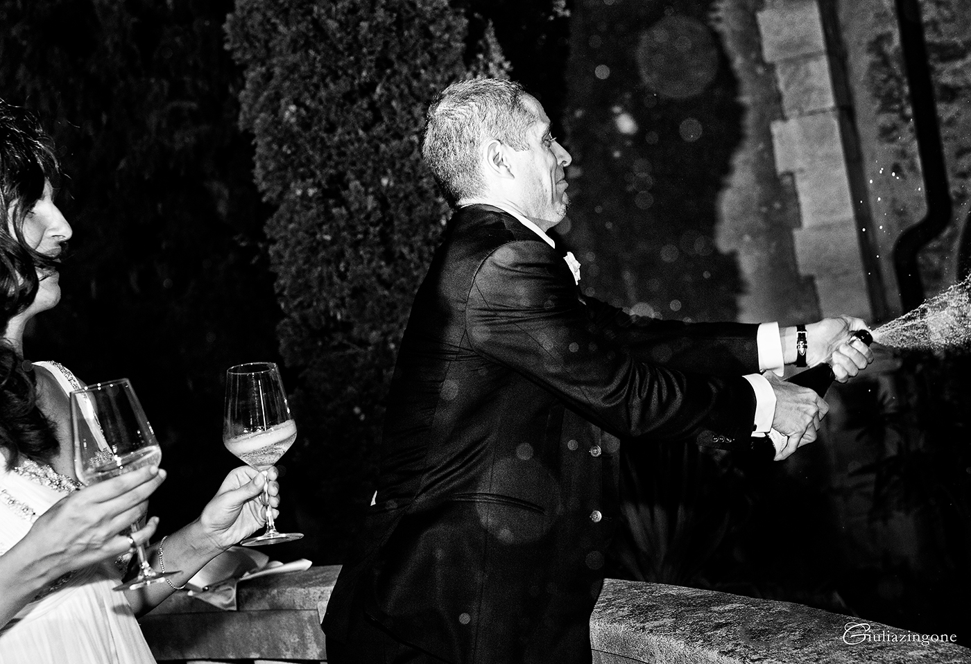 il mio lavoro di fotografo professionista di matrimonio a trieste milano venezia parigi mi ha portato a fotografare un matrimonio al castello di duino che è la location per matrimoni in friuli venezia giulia dove io stessa mi ero sposata e i balli sono stati accompagnati dalla musica per matrimonio di orio dj e dei gone with the swing i loved working as a wedding photographer at this duino castle wedding in italy 076 sono giulia zingone lavoro come fotografo matrimonio al castello di duino trieste milano italy wedding photographer