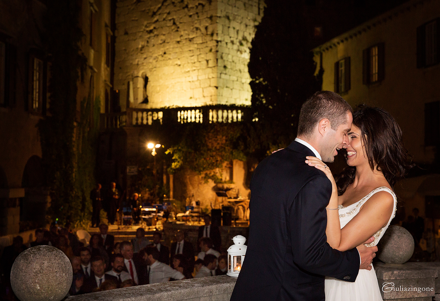 il mio lavoro di fotografo professionista di matrimonio a trieste milano venezia parigi mi ha portato a fotografare un matrimonio al castello di duino che è la location per matrimoni in friuli venezia giulia dove io stessa mi ero sposata e i balli sono stati accompagnati dalla musica per matrimonio di orio dj e dei gone with the swing i loved working as a wedding photographer at this duino castle wedding in italy 077 sono giulia zingone lavoro come fotografo matrimonio al castello di duino trieste milano italy wedding photographer