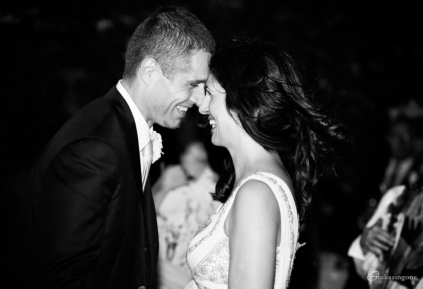 il mio lavoro di fotografo professionista di matrimonio a trieste milano venezia parigi mi ha portato a fotografare un matrimonio al castello di duino che è la location per matrimoni in friuli venezia giulia dove io stessa mi ero sposata e i balli sono stati accompagnati dalla musica per matrimonio di orio dj e dei gone with the swing i loved working as a wedding photographer at this duino castle wedding in italy 079 sono giulia zingone lavoro come fotografo matrimonio al castello di duino trieste milano italy wedding photographer