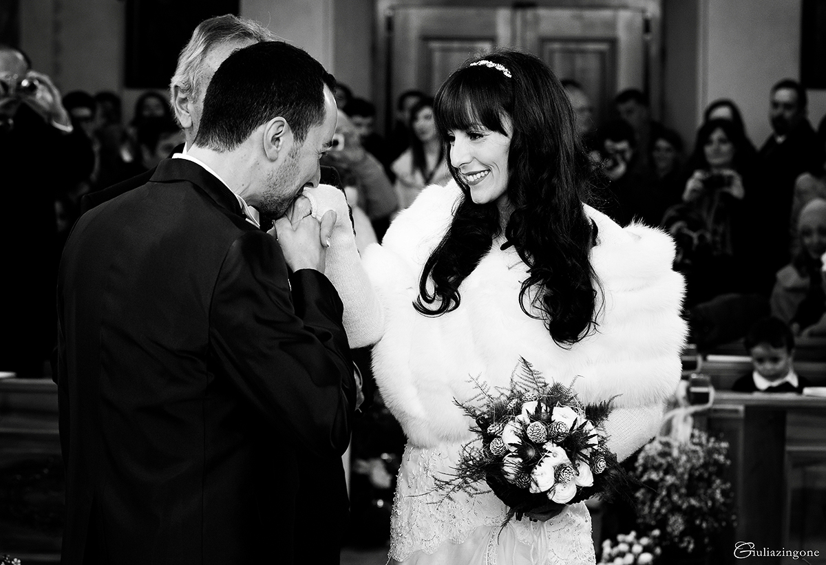 giulia zingone fa il fotografo di matrimonio a cortina trieste milano e ha fotografato questo matrimonio in inverno sulla neve nella chiesa di cadin che era un vero winter wedding wonderland 014 giulia zingone fa il fotografo di matrimonio a cortina trieste milano e ha fotografato questo abito blumarine sposa in un winter wedding wonderland