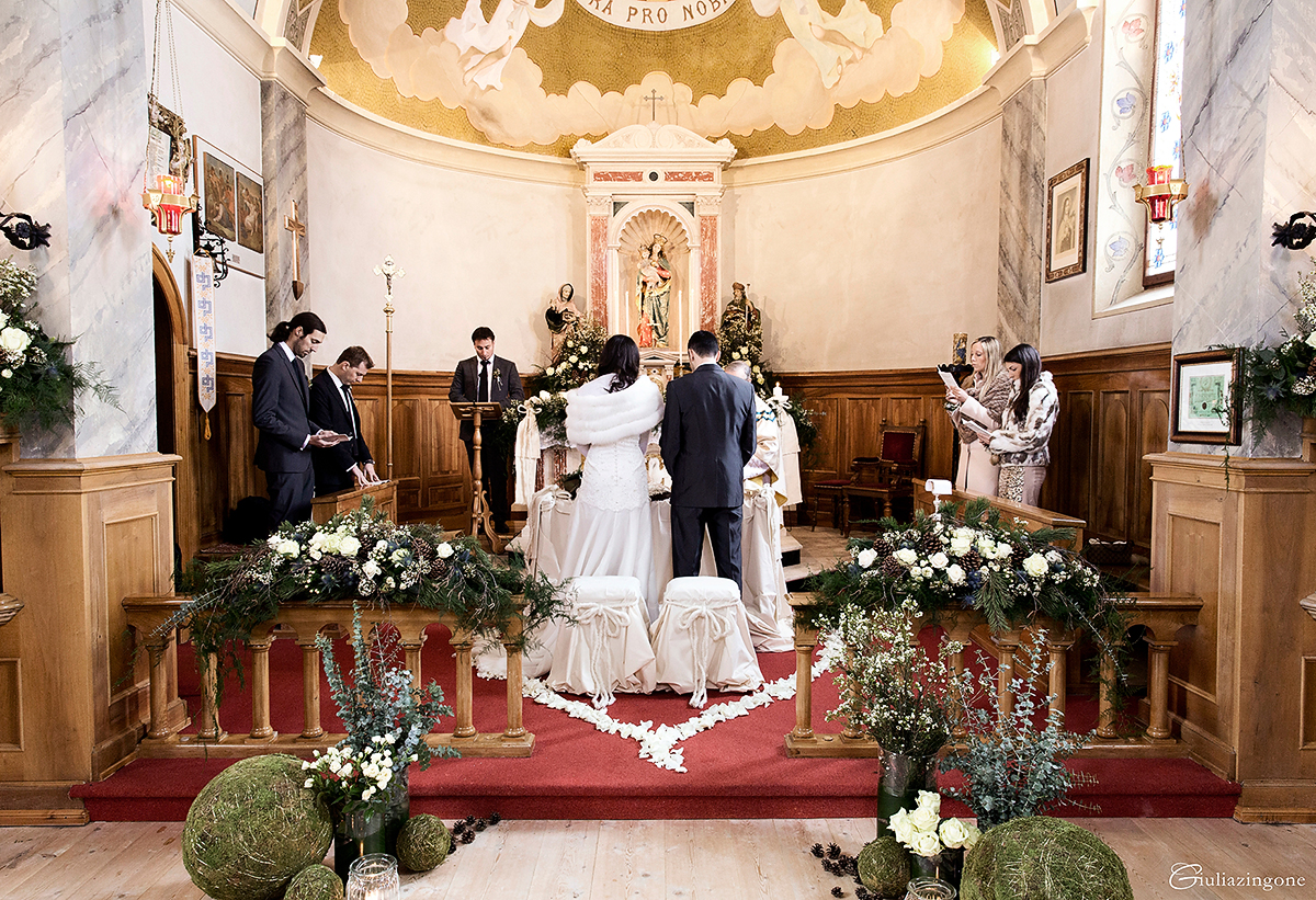 giulia zingone fa il fotografo di matrimonio a cortina trieste milano e ha fotografato questo matrimonio in inverno sulla neve nella chiesa di cadin che era un vero winter wedding wonderland 020 giulia zingone fa il fotografo di matrimonio a cortina trieste milano e ha fotografato questo matrimonio in inverno sulla neve
