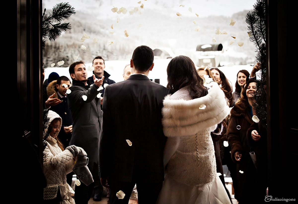 giulia zingone fa il fotografo di matrimonio a cortina trieste milano e ha fotografato questo matrimonio in inverno sulla neve nella chiesa di cadin che era un vero winter wedding wonderland 022 giulia zingone fa il fotografo di matrimonio a cortina trieste milano e ha fotografato questo matrimonio in inverno sulla neve
